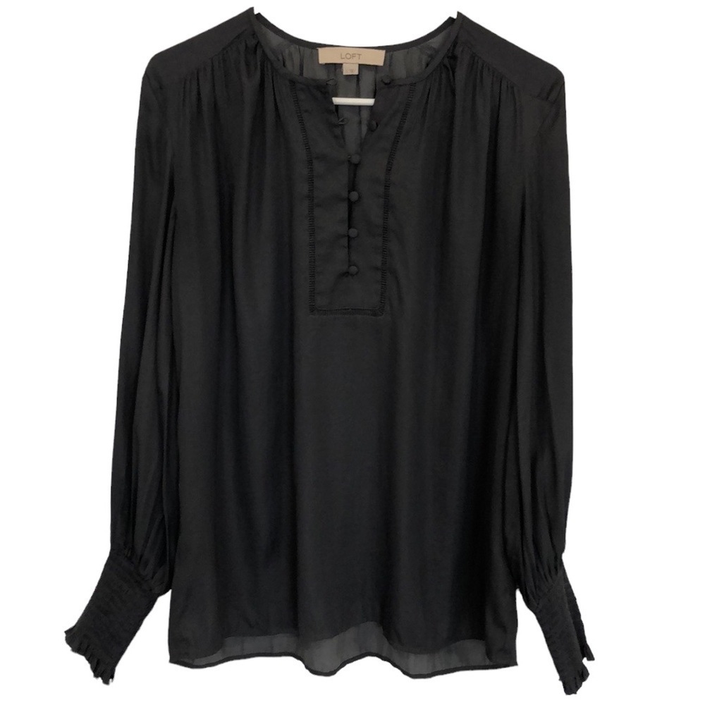 𝅺loft peasant style top with covered buttons and billowy sleeves shirred cuffs